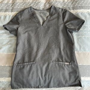 Figs scrub top in Graphite